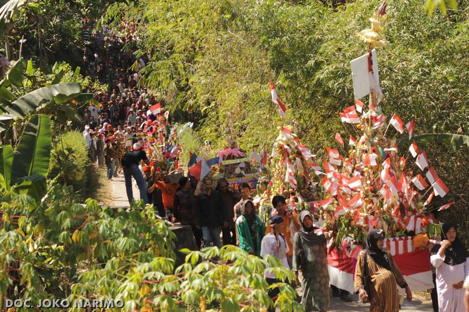 arak-arakan gunungan di Desa Pentur