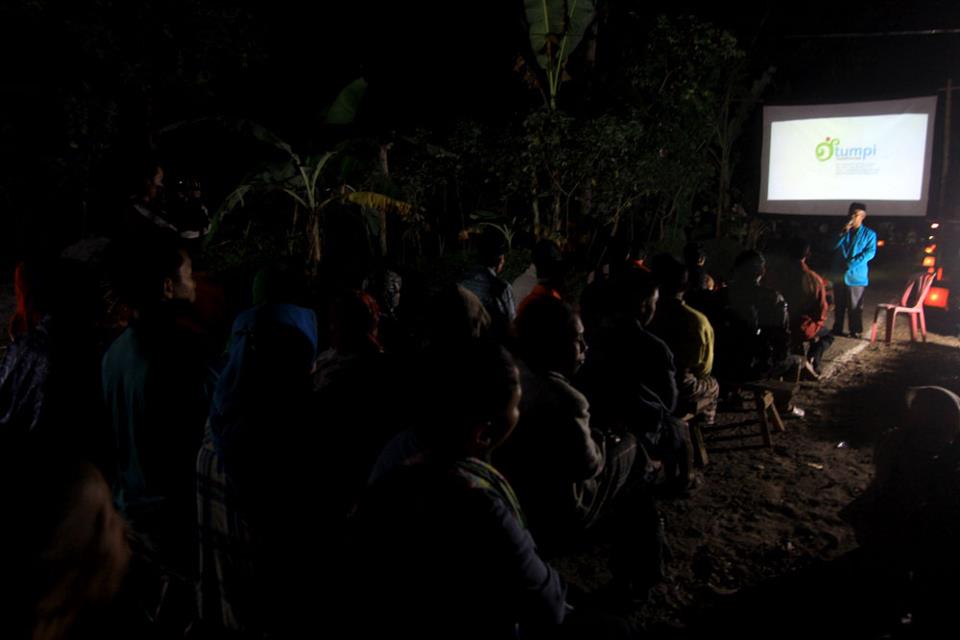 Layar tancap dalam peresmian Tumpi Readhouse